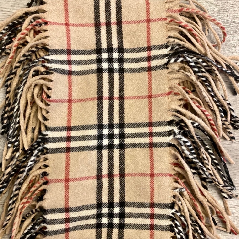 AUTHENTIC Burberry cashmere fringe scarf in camel